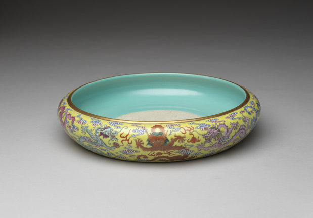 清 嘉慶 洋彩黃地九龍洗